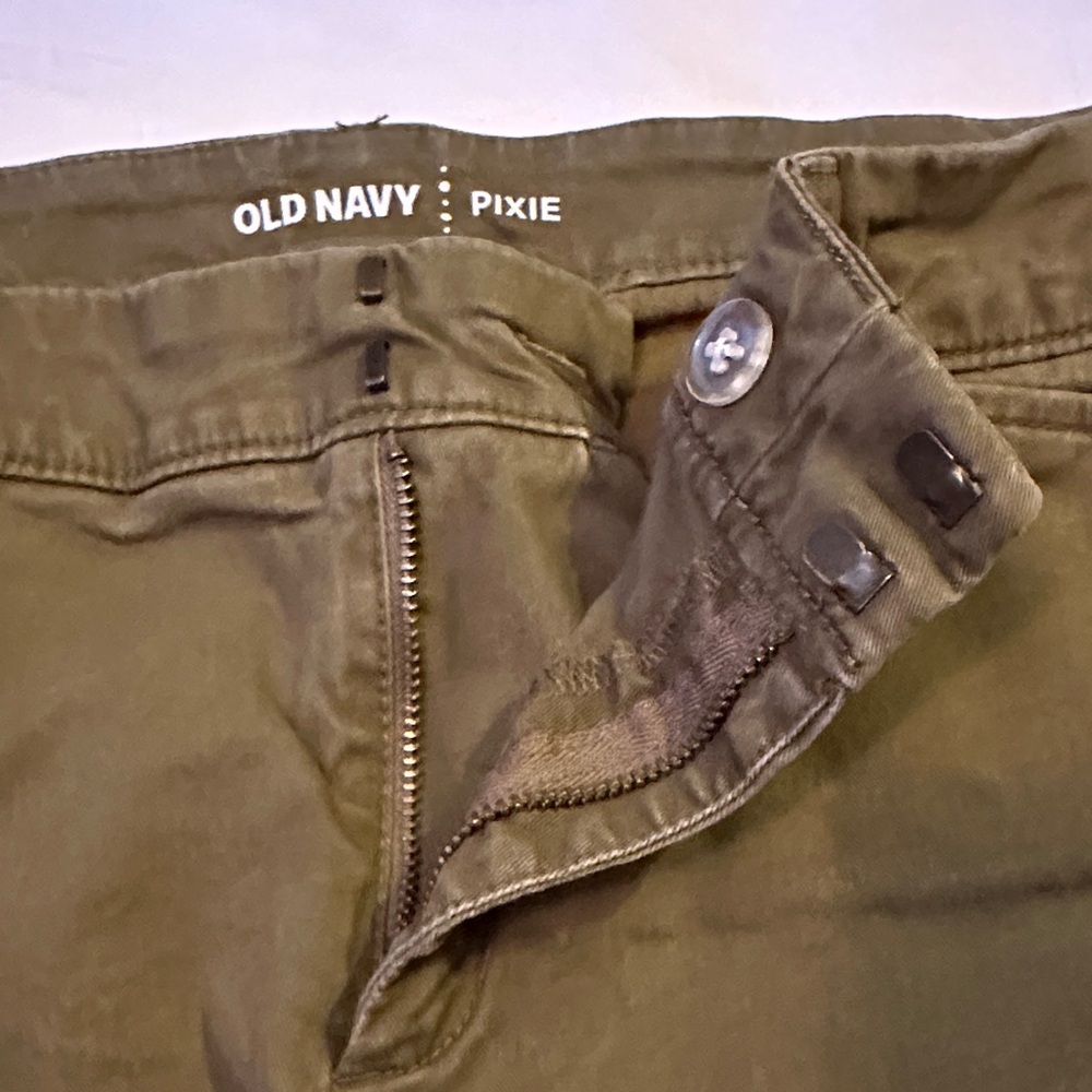 Old Navy Women's Dark Olive Casual Shorts - Picture 3 of 6